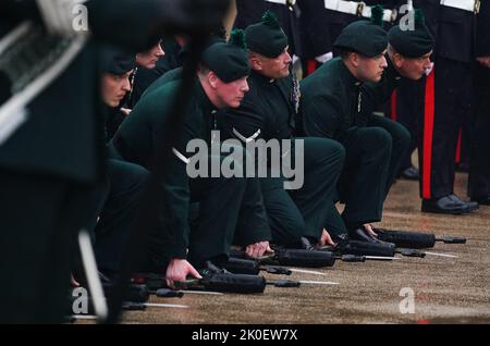 Les membres du bataillon 2nd du Royal Irish Regiment lors d'une cérémonie de proclamation d'accession au château de Hillsborough, Co. Down, proclamant publiquement le roi Charles III comme nouveau monarque. Date de la photo: Dimanche 11 septembre 2022. Banque D'Images