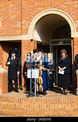 Le maire de Grantham, le conseiller Graham Jeal, donne lecture de la proclamation de l'accession du roi Charles III, lors de la mort de la reine Elizabeth Banque D'Images