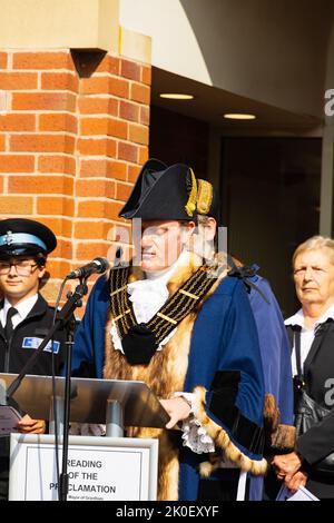 Le maire de Grantham, le conseiller Graham Jeal, donne lecture de la proclamation de l'accession du roi Charles III, lors de la mort de la reine Elizabeth Banque D'Images