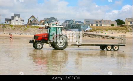 Un tracteur se trouve le long de la plage de Pirou Plage, Normandie, France, Europe Banque D'Images