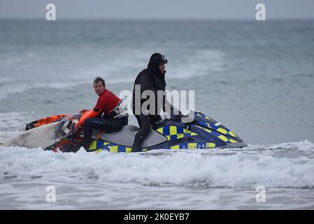 Sauvetage de jet ski avec Kitesurfer Banque D'Images