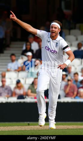 Londres, Royaume-Uni. 11th septembre 2022. Le Stuart Broad d'Angleterre (Notinghamshire) souffle Keshav Maharaj de l'Afrique du Sud lors de la série Test Match (jour 4 de 5 ) match entre l'Angleterre et l'Afrique du Sud au terrain ovale de Kia, le 101H septembre 2022 à Londres, Royaume-Uni. Crédit : action Foto Sport/Alamy Live News Banque D'Images