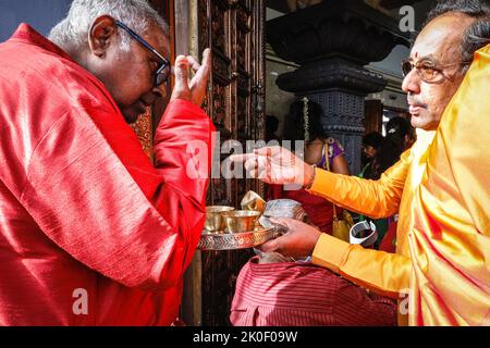 Lewisham, Londres, Royaume-Uni. 11 septembre 2022. Un homme ponctue son front de cendres. Les fidèles marquent le Tamil chariot Festival Ther Thiruvizha avec une célébration colorée. Par respect pour la reine, la procession est aujourd'hui limitée au temple et à la cour de Sivan Kovil. Normalement, environ 5 000 visiteurs et participants se rendaient du temple au centre-ville, transportant de grands chars et des offrandes. Crédit : Imageplotter/Alamy Live News Banque D'Images