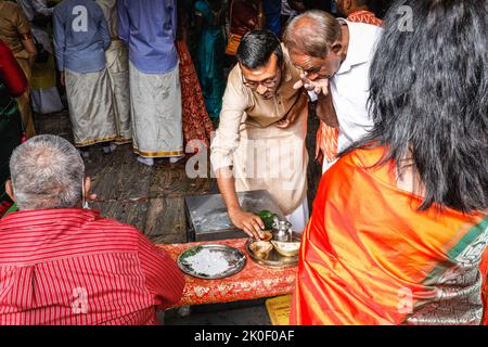 Lewisham, Londres, Royaume-Uni. 11 septembre 2022. Un homme ponctue son front de cendres. Les fidèles marquent le Tamil chariot Festival Ther Thiruvizha avec une célébration colorée. Par respect pour la reine, la procession est aujourd'hui limitée au temple et à la cour de Sivan Kovil. Normalement, environ 5 000 visiteurs et participants se rendaient du temple au centre-ville, transportant de grands chars et des offrandes. Crédit : Imageplotter/Alamy Live News Banque D'Images