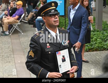 New York, États-Unis. 11th septembre 2022. Le sergent de la Réserve de l'armée Edwin Morales tient une photo de son cousin, Rubin Correa, pompier qui a péri le 9/11 au mémorial du 21st anniversaire des attaques de 2001 9/11 contre le World Trade Center, dimanche, 11 septembre 2022 à New York. Photo de Louis Lanzano/UPI crédit: UPI/Alay Live News crédit: UPI/Alay Live News Banque D'Images