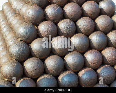 Pile de boules de canon à Monaco. Banque D'Images