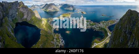 Panorama aérien de Reine et Hamnøy, Lofoten, Norvège Banque D'Images