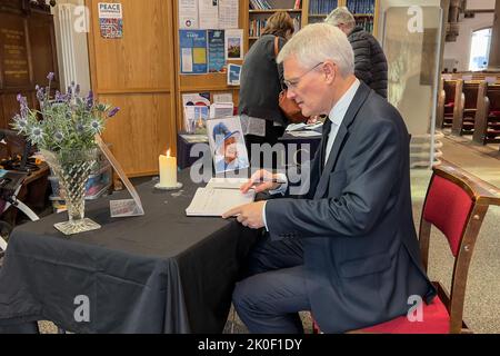 Andrew Jones, député de Harrogate et de Knaresborough, écrivant dans le livre des condoléances de l’église Saint-Pierre Harrogate après avoir assisté à un service commémoratif pour la Reine Elizabeth II de l’église Saint-Pierre, Harrogate, Royaume-Uni, le 11th septembre 2022 (photo de Steve Martin/nouvelles Images) Banque D'Images