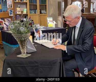 Andrew Jones, député de Harrogate et de Knaresborough, écrivant dans le livre des condoléances de l’église Saint-Pierre Harrogate après avoir assisté à un service commémoratif pour la Reine Elizabeth II de l’église Saint-Pierre, Harrogate, Royaume-Uni, le 11th septembre 2022 (photo de Steve Martin/nouvelles Images) Banque D'Images