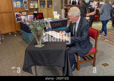 Andrew Jones, député de Harrogate et de Knaresborough, écrivant dans le livre des condoléances de l’église Saint-Pierre Harrogate après avoir assisté à un service commémoratif pour la Reine Elizabeth II de l’église Saint-Pierre, Harrogate, Royaume-Uni, le 11th septembre 2022 (photo de Steve Martin/nouvelles Images) Banque D'Images