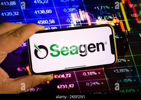KONSKIE, POLOGNE - 10 septembre 2022: Smartphone affichant le logo de la société Seagen sur fond de diagramme boursier Banque D'Images