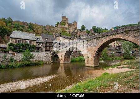 France, Aveyron, Belcastel, étiqueté plus Beaux villages de France, site Natura 2000, ancien pont d'âne datant de 15th ans Banque D'Images