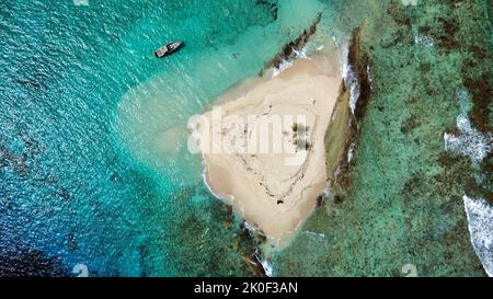 Vue aérienne du bateau ancré juste au large de Sandy Spit dans les îles Vierges britanniques. Banque D'Images