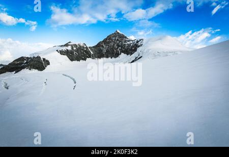 Sommet de montagne couvert de neige sur le massif de Monte Rosa en Italie Banque D'Images