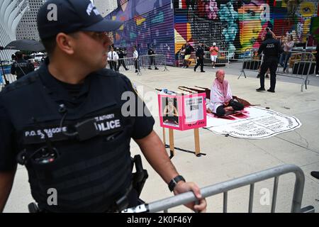 Patrick Dillon, un premier intervenant le 9/11/01, tient une manifestation devant l'Oculus, sur la rue Church, pendant le service commémoratif du 9/11 septembre sur 11 septembre, 20 Banque D'Images