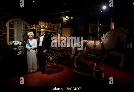 Kuala Lumpur, Malaisie. 11th septembre 2022. Des fleurs et un hommage sont présentés à côté de personnages de cire représentant la Reine Elizabeth II (L) et son mari, le prince Philip, duc d'Édimbourg, au musée de cire Red Carpet, i-City à Shah Alam, à la périphérie de Kuala Lumpur. Le plus long monarque de Grande-Bretagne, la reine Elizabeth II, est mort sur 8 septembre à l'âge de 96 ans dans son domaine écossais, le château de Balmoral. (Photo par © Wong Fok Loy/SOPA Images/Sipa USA) crédit: SIPA USA/Alay Live News Banque D'Images