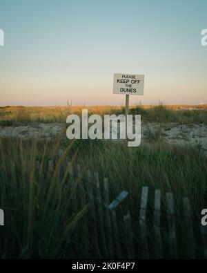 Dunes de sable et clôture avec panneau « Keep Off the dunes », Fire Island, New York Banque D'Images