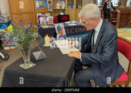 Harrogate, Royaume-Uni. 11th septembre 2022. Andrew Jones, député de Harrogate et de Knaresborough, écrit dans le livre de condoléances de l'église Saint-Pierre Harrogate après avoir assisté à un service commémoratif pour la reine Elizabeth II de l'église Saint-Pierre, Harrogate, Royaume-Uni, le 11th septembre 2022 (photo de Steve Martin/News Images) à Harrogate, Royaume-Uni, le 9/11/2022. (Photo de Steve Martin/News Images/Sipa USA) crédit: SIPA USA/Alay Live News Banque D'Images