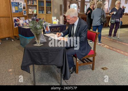 Harrogate, Royaume-Uni. 11th septembre 2022. Andrew Jones, député de Harrogate et de Knaresborough, écrit dans le livre de condoléances de l'église Saint-Pierre Harrogate après avoir assisté à un service commémoratif pour la reine Elizabeth II de l'église Saint-Pierre, Harrogate, Royaume-Uni, le 11th septembre 2022 (photo de Steve Martin/News Images) à Harrogate, Royaume-Uni, le 9/11/2022. (Photo de Steve Martin/News Images/Sipa USA) crédit: SIPA USA/Alay Live News Banque D'Images