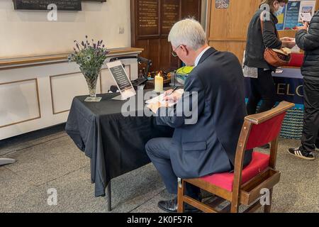 Harrogate, Royaume-Uni. 11th septembre 2022. Andrew Jones, député de Harrogate et de Knaresborough, écrit dans le livre de condoléances de l'église Saint-Pierre Harrogate après avoir assisté à un service commémoratif pour la reine Elizabeth II de l'église Saint-Pierre, Harrogate, Royaume-Uni, le 11th septembre 2022 (photo de Steve Martin/News Images) à Harrogate, Royaume-Uni, le 9/11/2022. (Photo de Steve Martin/News Images/Sipa USA) crédit: SIPA USA/Alay Live News Banque D'Images