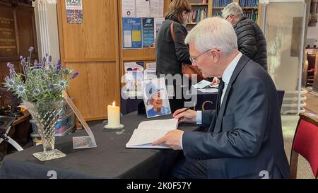 Harrogate, Royaume-Uni. 11th septembre 2022. Andrew Jones, député de Harrogate et de Knaresborough, écrit dans le livre de condoléances de l'église Saint-Pierre Harrogate après avoir assisté à un service commémoratif pour la reine Elizabeth II de l'église Saint-Pierre, Harrogate, Royaume-Uni, le 11th septembre 2022 (photo de Steve Martin/News Images) à Harrogate, Royaume-Uni, le 9/11/2022. (Photo de Steve Martin/News Images/Sipa USA) crédit: SIPA USA/Alay Live News Banque D'Images