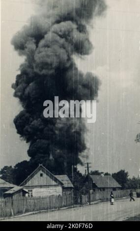 WW2 les maisons en Russie brûle après le bombardement de l'axe - opération Barbarossa 1942 Banque D'Images