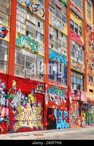 Le graffiti légal orne les murs extérieurs de 5 PointZ, long Island City, Queens, New York et était autrefois un symbole de la culture urbaine et hip hop Banque D'Images