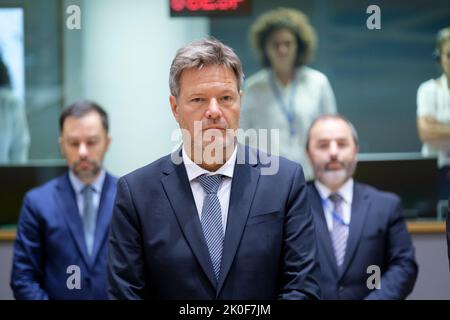 09 septembre 2022, Belgique, Brüssel : Le ministre allemand des Affaires économiques et de l'action climatique, Robert Habeck, observe une minute de silence pour le décès de sa Majesté la reine Elizabeth II avant le début d'une réunion extraordinaire des ministres de l'énergie de l'UE en Europe, au siège du Conseil de l'UE à 9 septembre 2022, à Bruxelles, en Belgique. Les ministres de l'énergie de l'UE tiendront des échanges de vues sur les mesures d'urgence possibles pour atténuer les prix élevés de l'énergie, puis ils présenteront l'état de préparation de leur pays pour l'hiver prochain. Photo : Thierry Monasse/dpa Banque D'Images