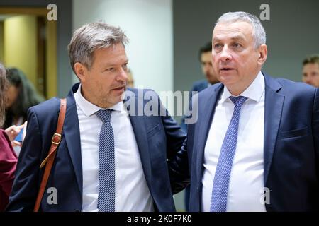 09 septembre 2022, Belgique, Brüssel: Le ministre allemand des Affaires économiques et de l'action climatique Robert Habeck (L) s'est entretenir avec le ministre tchèque de l'Industrie et du Commerce, Président du Conseil Jozef Sikela (R) avant le début d'une réunion extraordinaire des ministres de l'énergie de l'UE en Europe, Le siège du Conseil de l'UE sur 9 septembre 2022 à Bruxelles, Belgique. Les ministres de l'énergie de l'UE tiendront des échanges de vues sur les mesures d'urgence possibles pour atténuer les prix élevés de l'énergie, puis ils présenteront l'état de préparation de leur pays pour l'hiver prochain. Photo : Thierry Monasse/dpa Banque D'Images