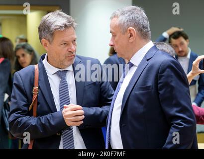 09 septembre 2022, Belgique, Brüssel: Le ministre allemand des Affaires économiques et de l'action climatique Robert Habeck (L) s'est entretenir avec le ministre tchèque de l'Industrie et du Commerce, Président du Conseil Jozef Sikela (R) avant le début d'une réunion extraordinaire des ministres de l'énergie de l'UE en Europe, Le siège du Conseil de l'UE sur 9 septembre 2022 à Bruxelles, Belgique. Les ministres de l'énergie de l'UE tiendront des échanges de vues sur les mesures d'urgence possibles pour atténuer les prix élevés de l'énergie, puis ils présenteront l'état de préparation de leur pays pour l'hiver prochain. Photo : Thierry Monasse/dpa Banque D'Images