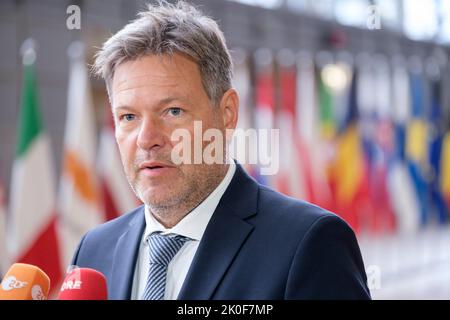 09 septembre 2022, Belgique, Brüssel: Le ministre allemand des Affaires économiques et de l'action climatique, Robert Habeck, s'adresse aux médias avant une réunion extraordinaire des ministres de l'énergie de l'UE à l'Europa, siège du Conseil de l'UE sur l'9 septembre 2022 à Bruxelles, Belgique. Les ministres de l'énergie de l'UE tiendront des échanges de vues sur les mesures d'urgence possibles pour atténuer les prix élevés de l'énergie, puis ils présenteront l'état de préparation de leur pays pour l'hiver prochain. Photo : Thierry Monasse/dpa Banque D'Images