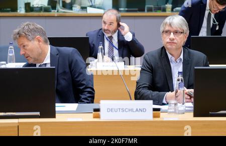 09 septembre 2022, Belgique, Brüssel: Le ministre allemand des Affaires économiques et de l'action climatique Robert Habeck (L) et le secrétaire d'Etat allemand Sven Giegold (R) assistent à une réunion extraordinaire des ministres de l'énergie de l'UE en Europe, au siège du Conseil de l'UE sur l'9 septembre 2022 à Bruxelles, en Belgique. Les ministres de l'énergie de l'UE tiendront des échanges de vues sur les mesures d'urgence possibles pour atténuer les prix élevés de l'énergie, puis ils présenteront l'état de préparation de leur pays pour l'hiver prochain. Photo : Thierry Monasse/dpa Banque D'Images