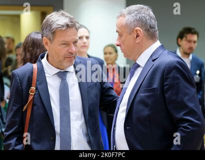 09 septembre 2022, Belgique, Brüssel: Le ministre allemand des Affaires économiques et de l'action climatique Robert Habeck (L) s'est entretenir avec le ministre tchèque de l'Industrie et du Commerce, Président du Conseil Jozef Sikela (R) avant le début d'une réunion extraordinaire des ministres de l'énergie de l'UE en Europe, Le siège du Conseil de l'UE sur 9 septembre 2022 à Bruxelles, Belgique. Les ministres de l'énergie de l'UE tiendront des échanges de vues sur les mesures d'urgence possibles pour atténuer les prix élevés de l'énergie, puis ils présenteront l'état de préparation de leur pays pour l'hiver prochain. Photo : Thierry Monasse/dpa Banque D'Images