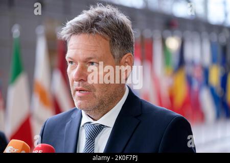 09 septembre 2022, Belgique, Brüssel: Le ministre allemand des Affaires économiques et de l'action climatique, Robert Habeck, s'adresse aux médias avant une réunion extraordinaire des ministres de l'énergie de l'UE à l'Europa, siège du Conseil de l'UE sur l'9 septembre 2022 à Bruxelles, Belgique. Les ministres de l'énergie de l'UE tiendront des échanges de vues sur les mesures d'urgence possibles pour atténuer les prix élevés de l'énergie, puis ils présenteront l'état de préparation de leur pays pour l'hiver prochain. Photo : Thierry Monasse/dpa Banque D'Images