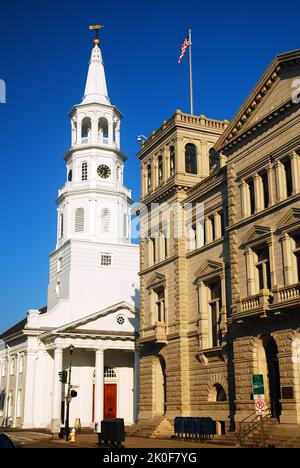 L'église St Michael's et le palais de justice fédéral de Charleston, en Caroline du Sud, servent de deux des quatre coins de la loi Banque D'Images