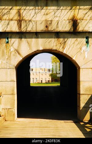 Une arche de pierre est l'entrée du fort Warren, une installation militaire de l'époque révolutionnaire, sur l'île Georges, dans le parc national des îles du port de Boston Banque D'Images