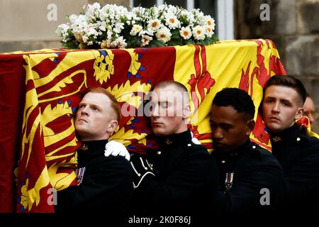 Édimbourg, Royaume-Uni. 11th septembre 2022. Les pallbearers portent le cercueil de la reine Élisabeth II de Grande-Bretagne dans le palais de Holyroodhouse à 11 septembre 2022, à Édimbourg, en Écosse. La reine Elizabeth II est décédée au château de Balmoral en Écosse sur 8 septembre à 96 ans. Photo via la famille royale/crédit UPI: UPI/Alamy Live News Banque D'Images