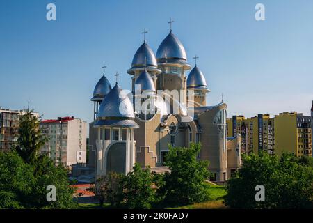 Truskavets, Ukraine – 7 août 2021 : vue sur l'église de Saint-Élie dans le paysage urbain - immeubles d'appartements modernes, arbres verts et ciel bleu Banque D'Images