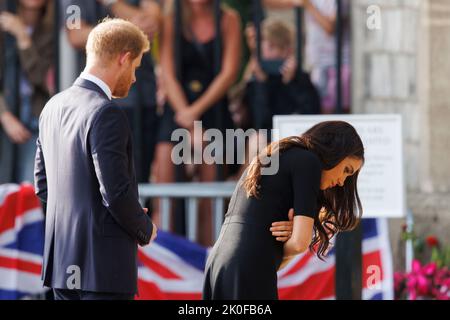 Harry, duc de Sussex et Meghan Duchess de Sussex regardent les fleurs sur la longue promenade à l'extérieur du château de Windsor où des hommages ont été rendus après le Banque D'Images