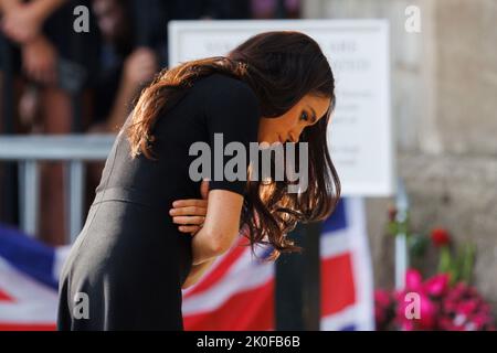 Harry, duc de Sussex et Meghan Duchess de Sussex regardent les fleurs sur la longue promenade à l'extérieur du château de Windsor où des hommages ont été rendus après le Banque D'Images