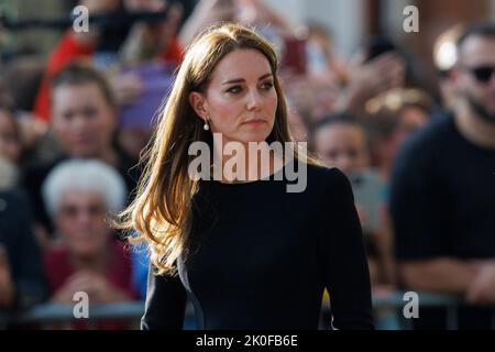 Catherine Princess of Wales regarde les fleurs lors de la longue promenade à l'extérieur du château de Windsor où des hommages ont été rendus après la mort de sa Majesté Banque D'Images