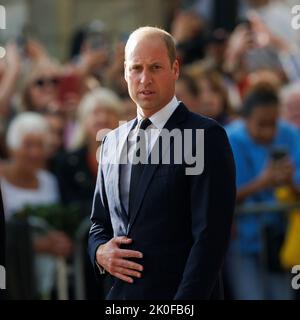 William Prince of Wales regarde les fleurs lors de la longue promenade à l'extérieur du château de Windsor où des hommages ont été rendus après la mort de sa Majesté Quee Banque D'Images