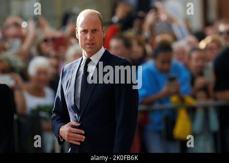 William Prince of Wales regarde les fleurs lors de la longue promenade à l'extérieur du château de Windsor où des hommages ont été rendus après la mort de sa Majesté Quee Banque D'Images