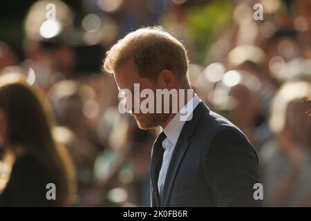 Harry, duc de Sussex, regarde les fleurs lors de la longue promenade à l'extérieur du château de Windsor où des hommages ont été rendus après la mort de sa Majesté la Reine Banque D'Images