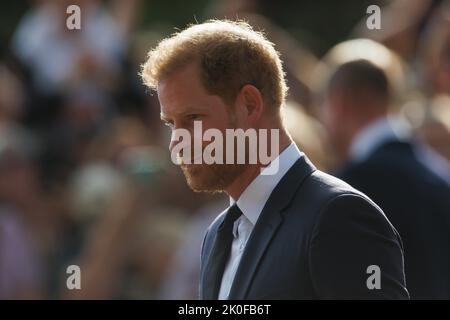 Harry, duc de Sussex, regarde les fleurs lors de la longue promenade à l'extérieur du château de Windsor où des hommages ont été rendus après la mort de sa Majesté la Reine Banque D'Images