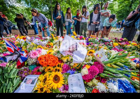 Londres, Royaume-Uni. 11th septembre 2022. Les bourneurs se rassemblent pour voir et déposer des fleurs et des hommages dans Green Park - Reine Elizabeth la seconde est décédée le 8th septembre dans son année de jubillee platine au château Balmoral. Crédit : Guy Bell/Alay Live News Banque D'Images