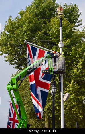 Les travailleurs installent les jacks syndicaux le long du centre commercial menant au palais de Buckingham à la suite du décès de la reine Elizabeth II La Reine est décédée sur 8 septembre, âgé de 96 ans. Banque D'Images