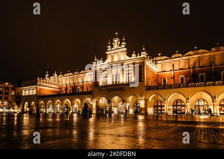 Krakow Cloth Hall illuminé, Sukiennice polonais sur la place principale du marché, Pologne.bâtiment Renaissance la nuit pendant Christa.soir lumières de la ville. Banque D'Images