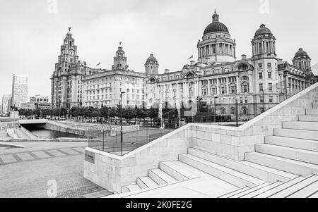 Des marches modernes et abstraites mènent aux trois Grâces sur l'horizon de Liverpool à Pier Head vu en septembre 2022. Banque D'Images