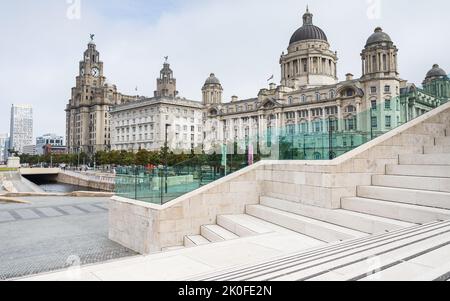 Des marches modernes et abstraites mènent aux trois Grâces sur l'horizon de Liverpool à Pier Head vu en septembre 2022. Banque D'Images